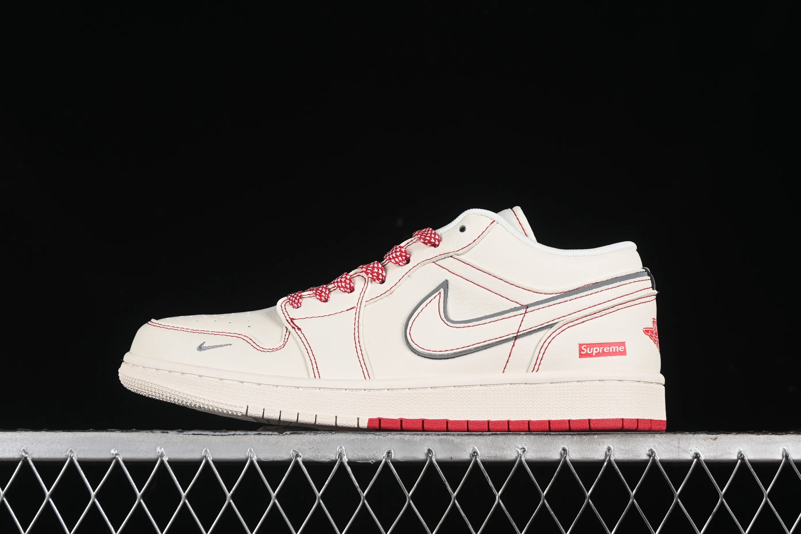 All categories Air Jordan Jordan series basketball shoes Air Jordan 1 Low High-end customized low-top sneakers Air Jordan 1 Low AJ1 Joe 1 Supreme joint-Red Bugs Bunny High-end customized low-top retro basketball shoes SJ9950-025